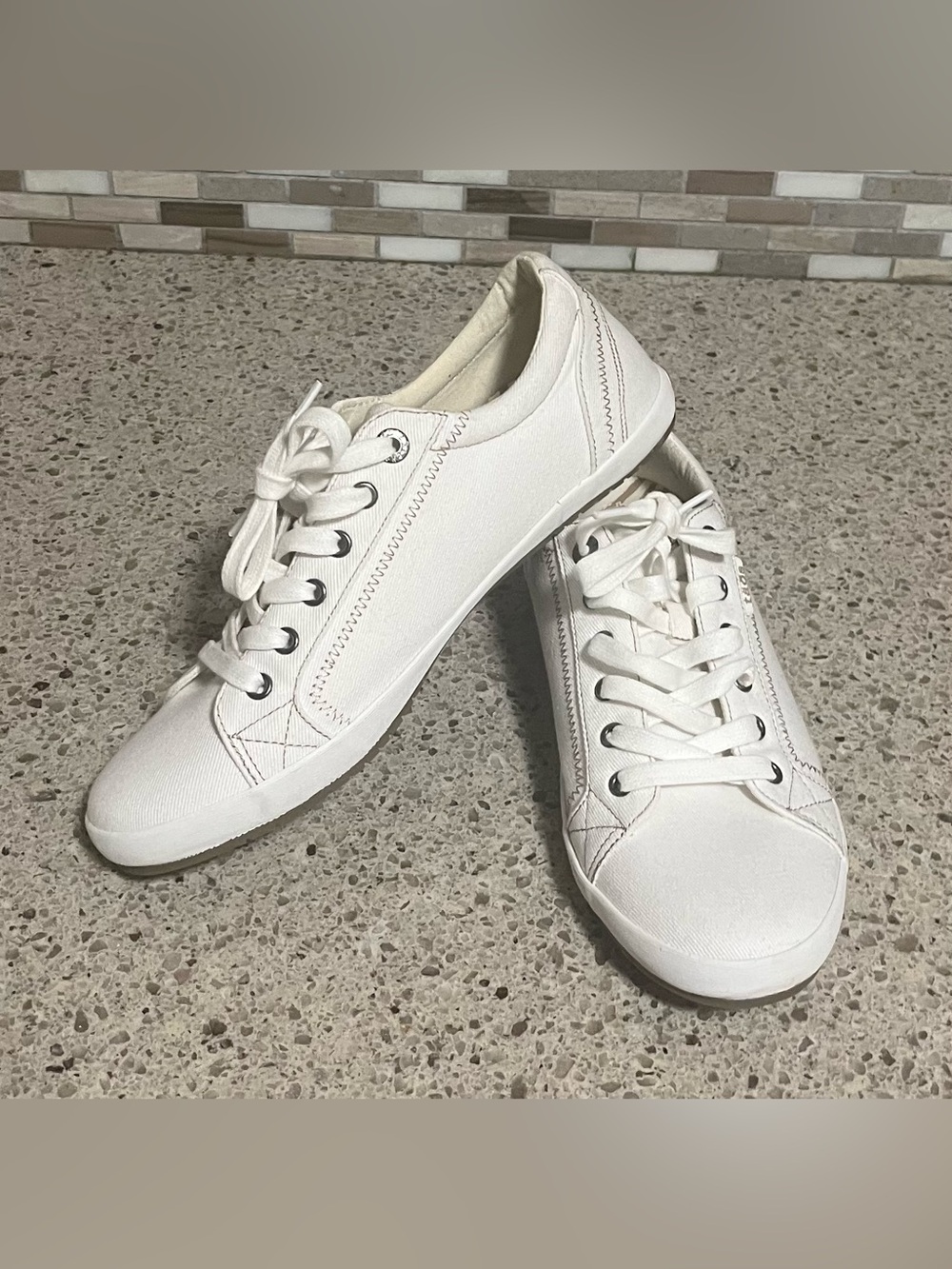 Taos Star Classic Women's Cream-White Lace-Up Sneakers size 11 EUC - Picture 2 of 10